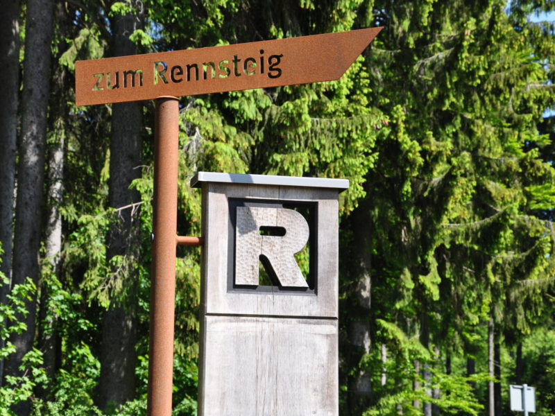 Wegweiser zum Rennsteig / Thüringer Wald